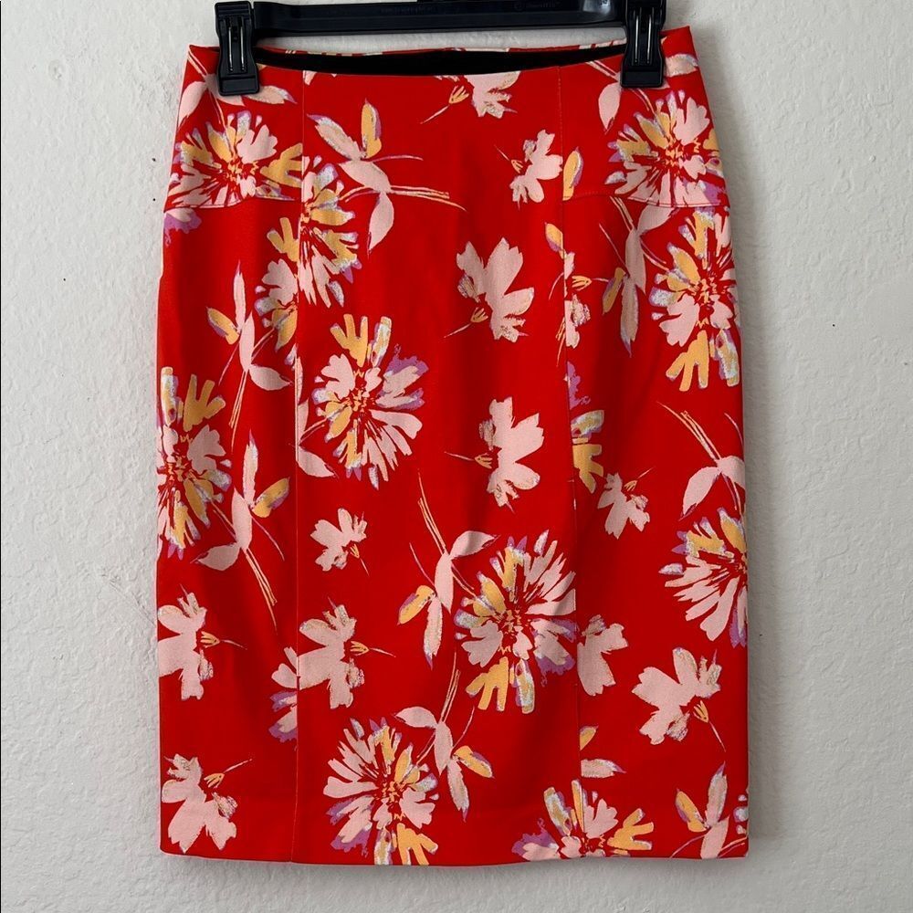 Like New! Lyssé Floral Red Women's Pencil Skirt in Size S